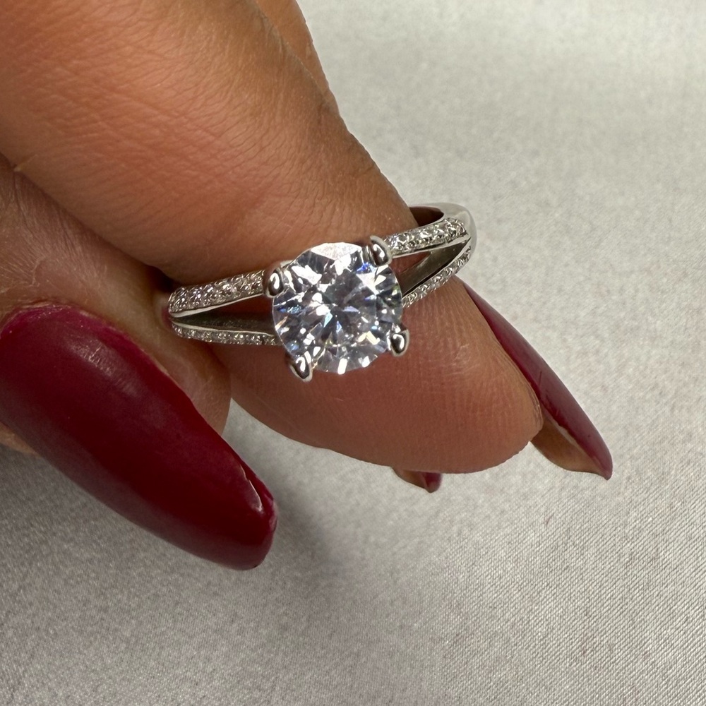 Elegant Silver Ring with moissanite diamond - Picture 2 of 2